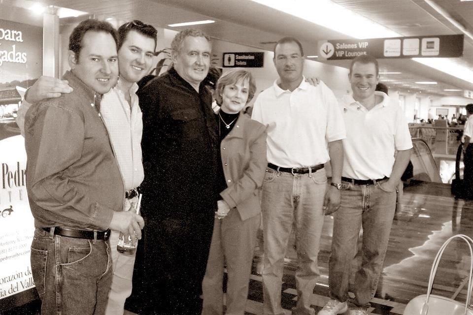 Con su familia en un viaje que hicieron a Las Vegas en el 2005. Gustavo, Jorge, Javier Ceballos Ochoa, Élida Garza González de Ceballos, Javier (finado) y Fernando Ceballos Garza
