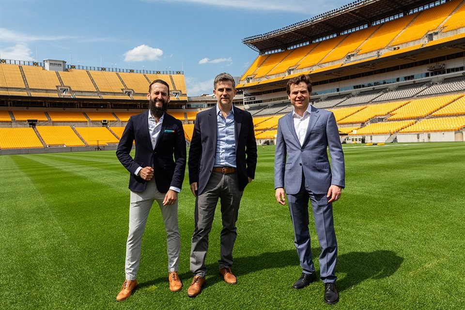 Fernando Diez, Ricardo Maiz y Adrián Sada en su recorrido por el campo del Estadio Acrisure en Pensilvania.