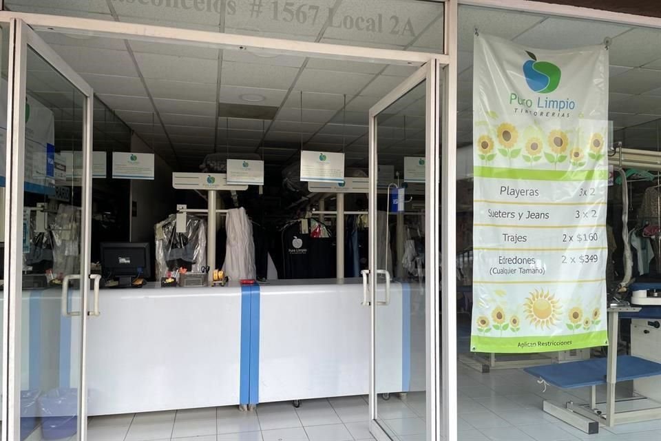 Una tintorería de una plaza comercial de la Avenida Vasconcelos cerró temprano por la falta de luz.