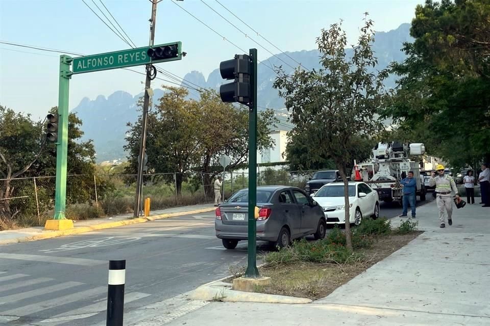 Los semáforos de la Avenida Alfonso Reyes se mantenían sin funcionar.