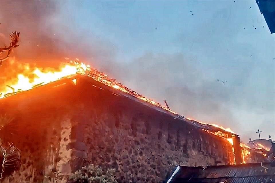 Expertos analizan el incendio que arrasó en marzo el Templo de Santiago Apóstol, en la meseta purépecha, y qué se puede recuperar.