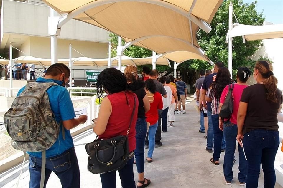 Ayer se aplicó en la Facultad de Medicina la segunda dosis de Pfizer a aquellos regios de entre 40 y 49 años.