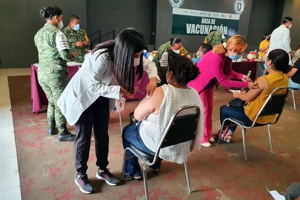 Ayer se aplicó en la Facultad de Medicina la segunda dosis de Pfizer a aquellos regios de entre 40 y 49 años.