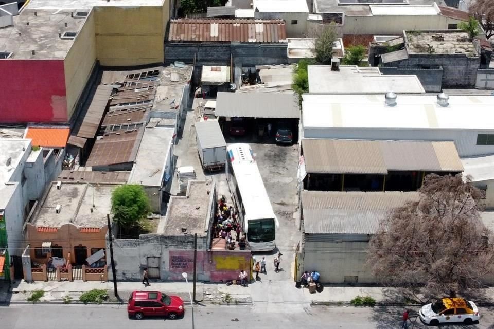 Una de las 'centralitas' se ubica sobre la calle Aquiles Serdán, en la Colonia Sarabia, donde los autobuses suben pasaje en un predio.