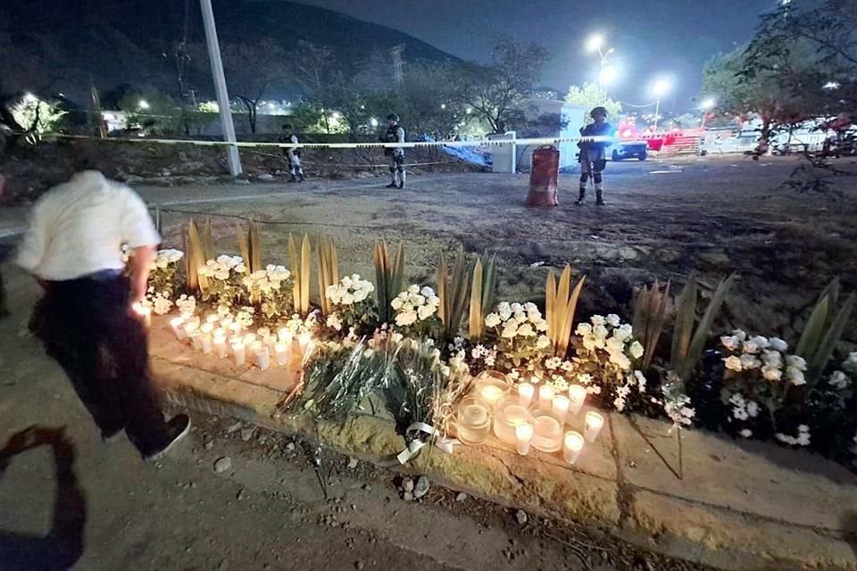 Ciudadanos y candidatos dejaron anoche ofrendas en honor a las víctimas de tragedia en la que murieron nueve personas.