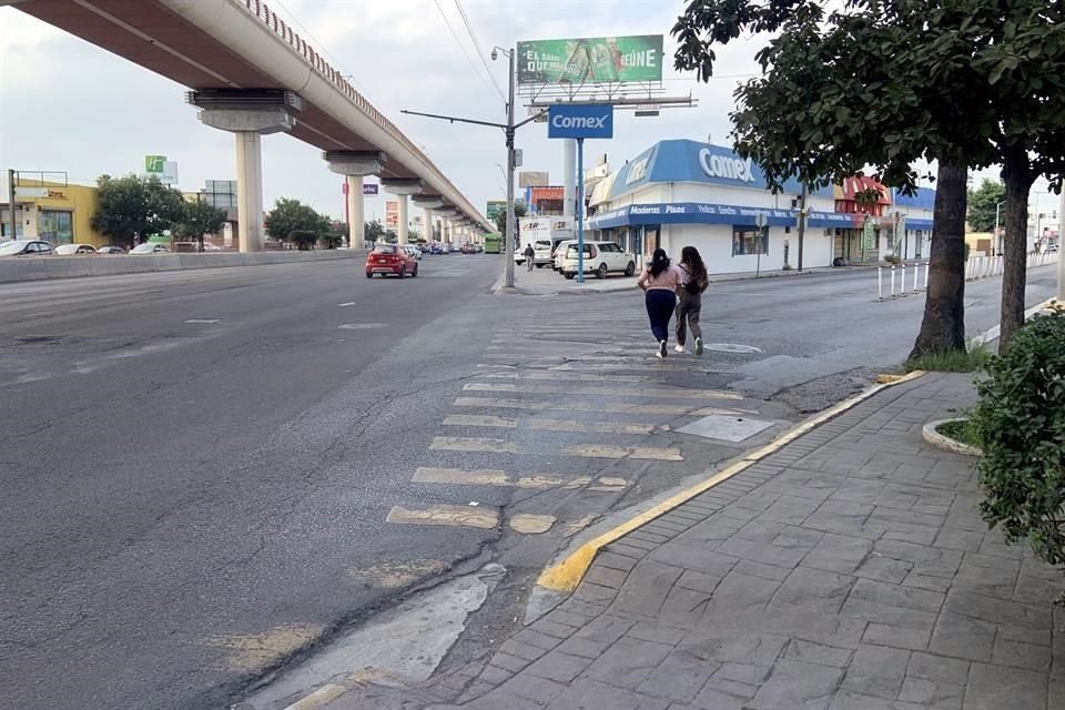 Peatones que cruzan Avenida Central y Ramón López Velarde, lo hacen sin respetar el semáforo.