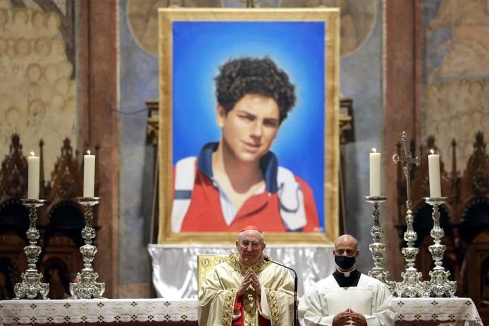 Carlo Acutis, que murió a los 15 años, fue beatificado (foto) en el 2020 en la Basílica de San Francisco de Asís, Italia.