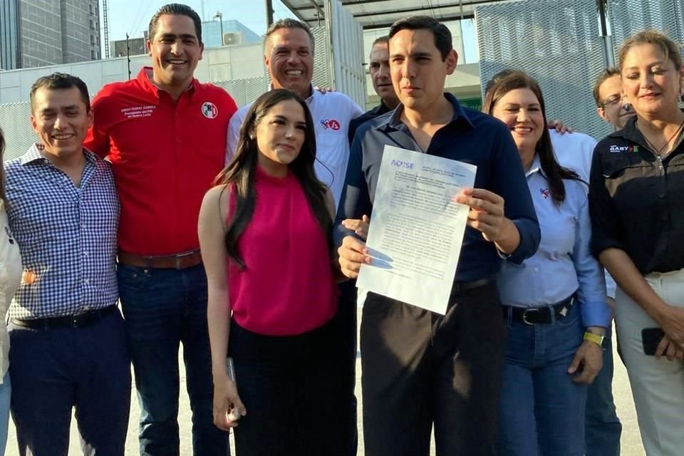 Acompañado de los dirigentes estatales del PAN, PRI y PRD, César Garza Arredondo presentó ayer el recurso en la Sala Regional.