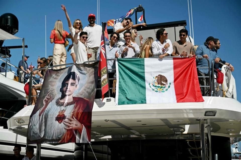 Aficionados mexicanos en Mónaco, con un peculiar apoyo a Charles Leclerc.