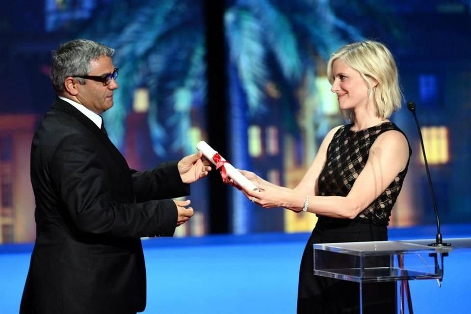 La actriz francesa Melanie Laurent entrega al director y productor iraní Mohammad Rasoulof un Premio Especial del Jurado por la película 'La semilla del higo sagrado'.