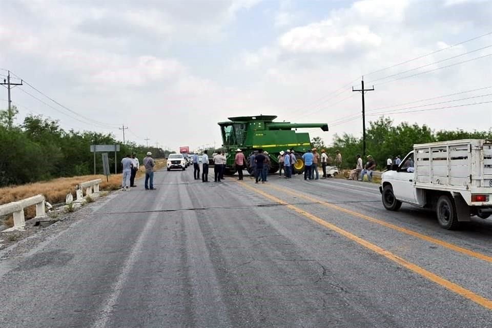 El cierre de los dos sentidos en la vía se realiza a la altura del kilómetro 200 de la carretera federal 101 Victoria-Matamoros.