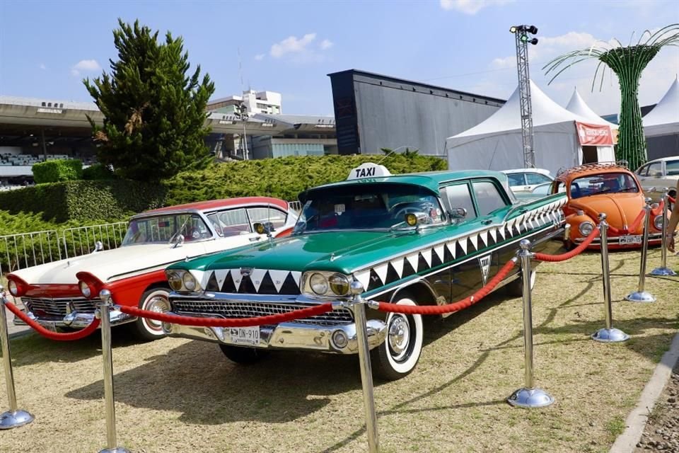 Autos clásicos, vinilos, televisores antiguos y máquinas de escribir fueron los elementos para darle un toque vintage al Festival Remind.