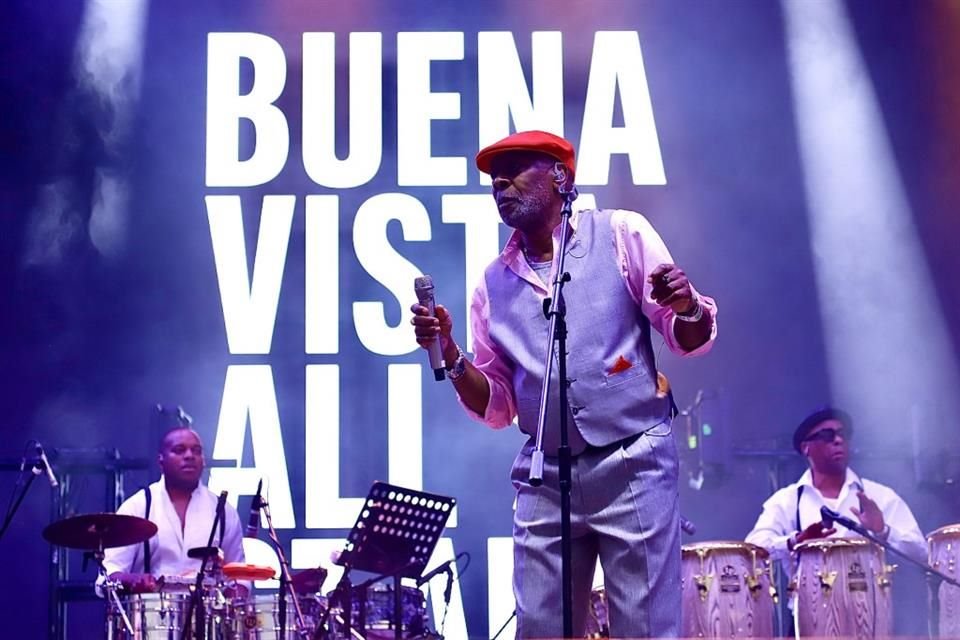 Buena Vista All Stars comenzó a despedirse con sus éxitos 'Chan Chan' y 'El Cuarto de Tula'.