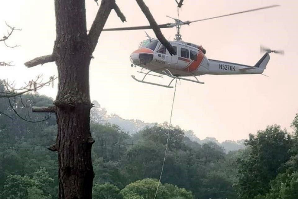 El Estado tiene dos helicópteros realizando labores de sofocación en el incendio de la sierra de Santiago.