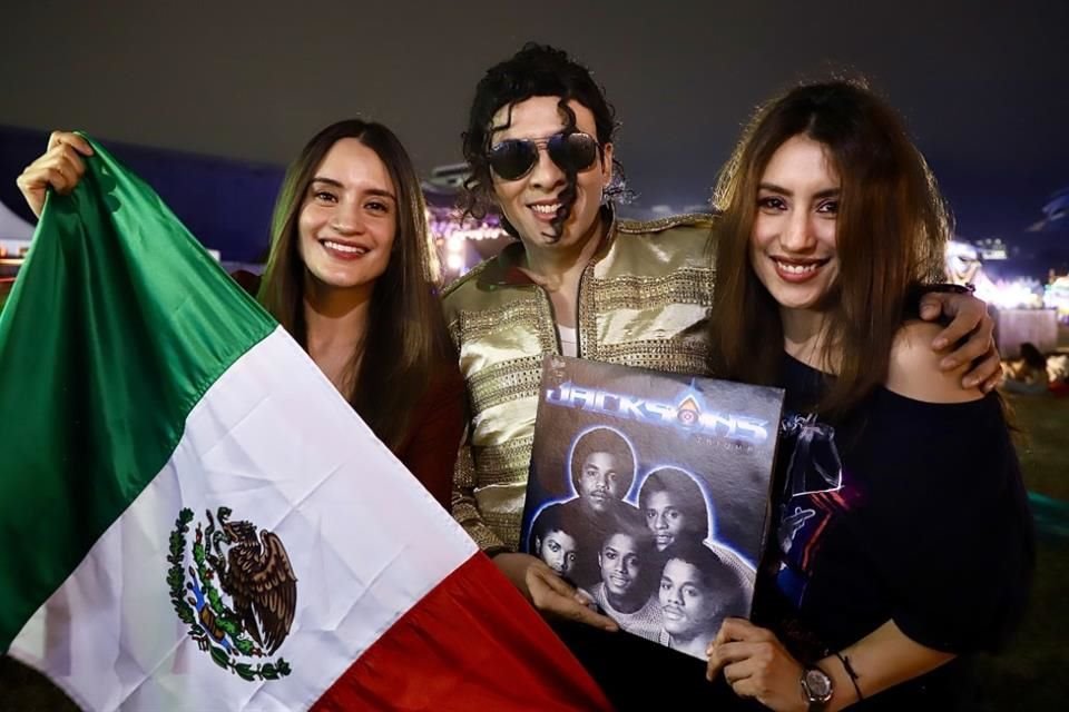 Los fans llevaron vinilos y banderas para el show.