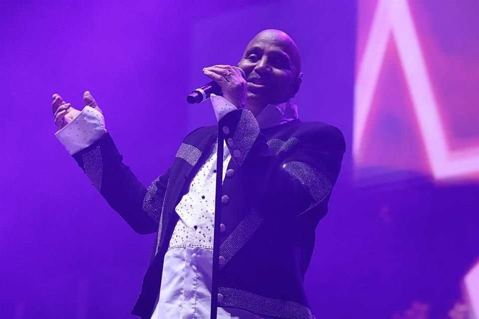 Tito Jackson animó a los asistentes del festival durante el show.