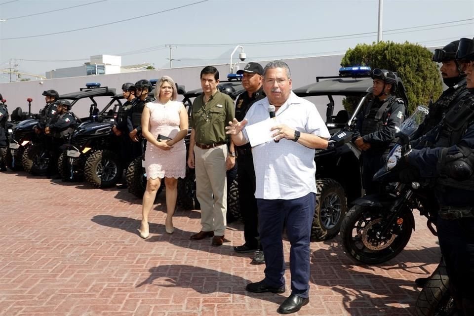 El municipio de Escobedo entregó 16 motocicletas, ocho vehículos tipo razer y cuatro cuatrimotos.
