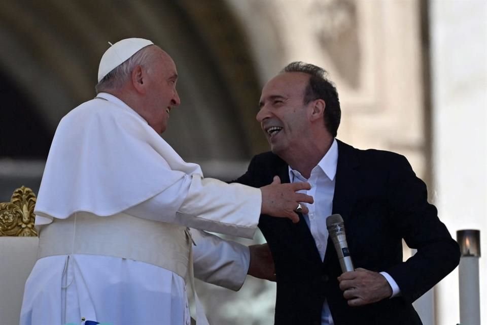 Benigni hizo algunas bromas dirigidas al Papa, a quien saludó con besos en las mejillas.