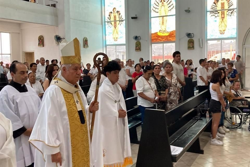 La ceremonia es encabezada por familiares de los víctimas.