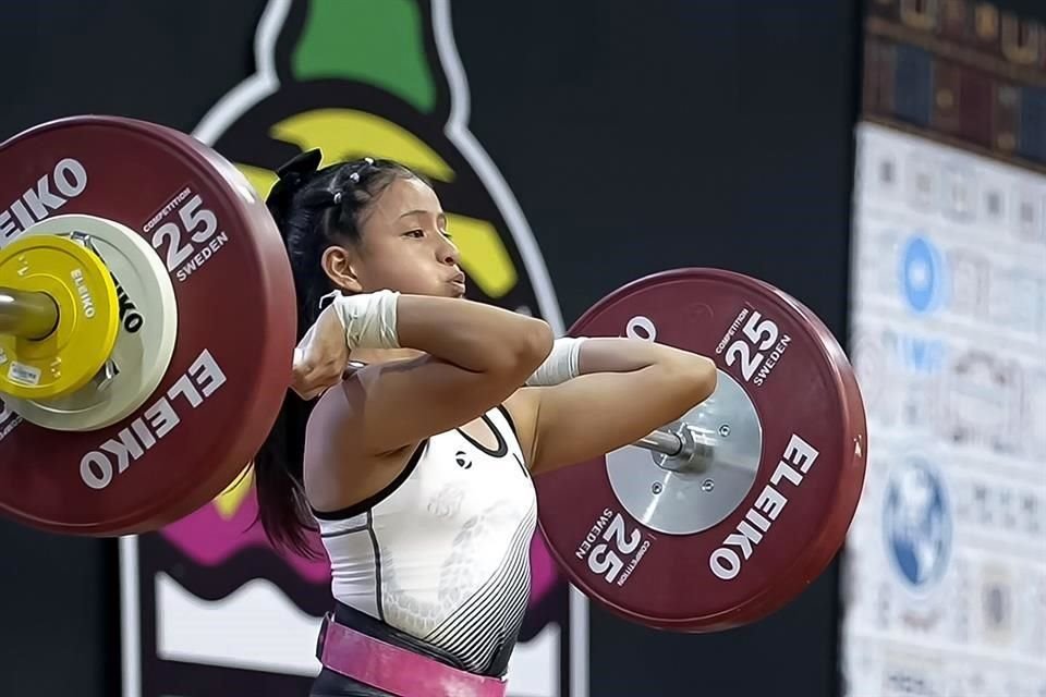 Alexandra López, de la Preparatoria 9 de la UANL, gana plata y bronce en el Mundial Juvenil de Perú en levantamiento de pesas.