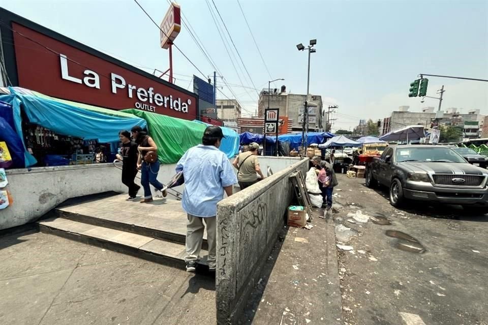 Comerciantes del Cetram Tacubaya resaltaron que el crecimiento del ambulantaje persiste en la zona, lo que dificulta el tránsito peatonal.