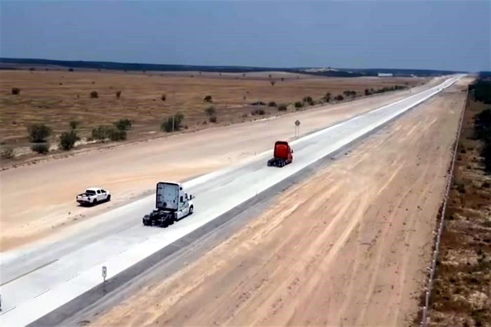 El Gobernador presumió imágenes de la Carretera La Gloria-Colombia, que inauguró ayer.