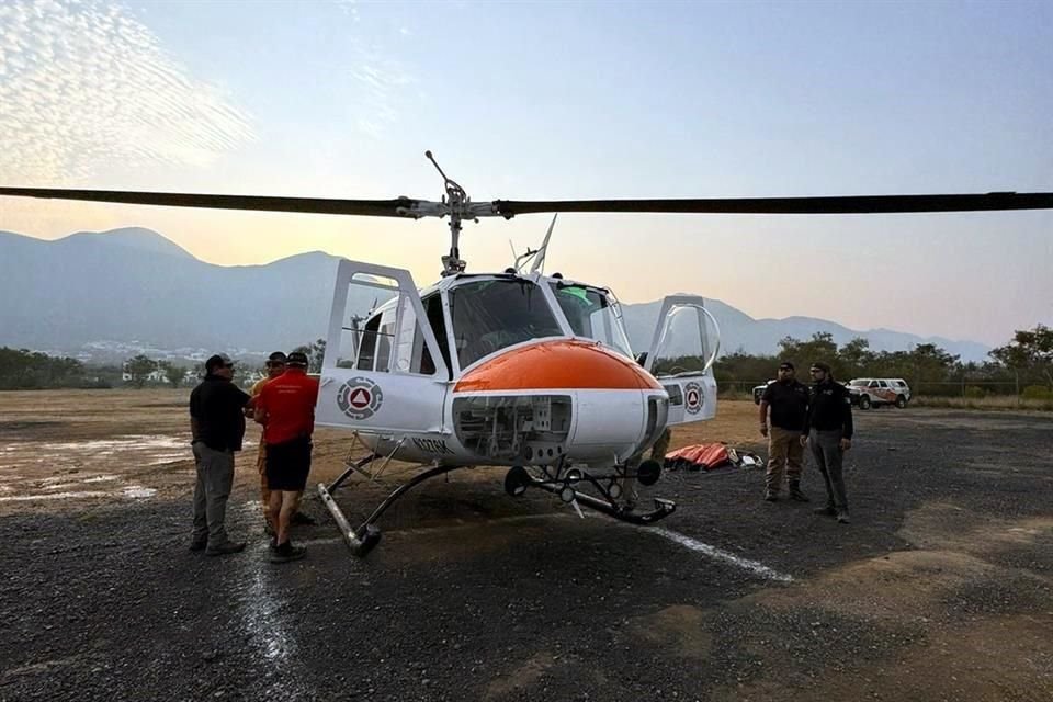 Protección Civil de Monterrey, junto a otros rescatiscas y brigadistas, continúan con el combate al incendio.