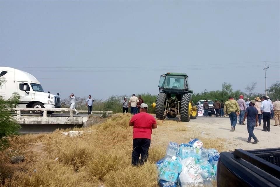A temprana hora, decenas de productores con maquinaria agraria, vehículos particulares y carpas cerraron la circulación en el kilómetro 200 de la Carretera Federal 101.