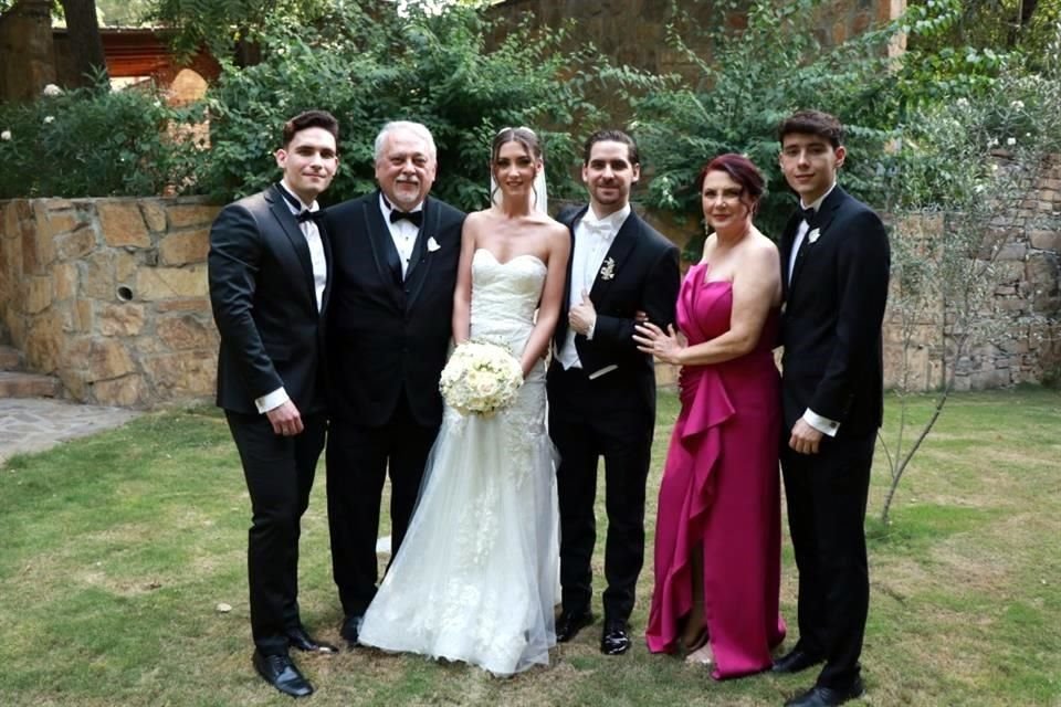 FAMILIA DE LA NOVIA
Damián Salinas Gutiérrez, Homero Salinas Martín del Campo, Natalia Salinas Gutiérrez, Carlos Ruiz Guerra, Rosa Rafaela Gutiérrez Casillas y Marcos Alonso Salinas Gutiérrez