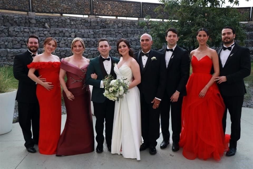 FAMILIA DE LA NOVIA: 
Alejandro Hovelman, Brenda Herrera, Gina Rodríguez de Hovelman,  Miguel Eduardo Siller Rodríguez, Gina Sofía Hovelman Rodríguez, Alejandro Hovelman,  Adrián Hovelman Rodríguez, P