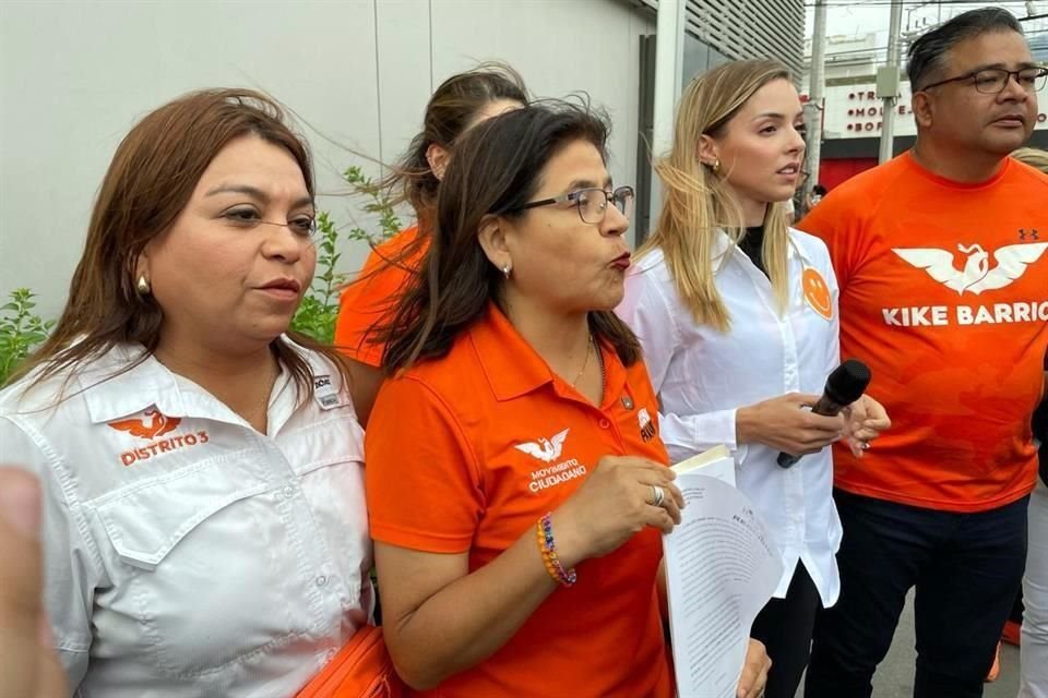 Mariana Rodríguez, candidata a la Alcaldía de Monterrey, y Sandra Pámanes, candidata por el Distrito 6 local, presentaron la denuncia ante la FEDE.