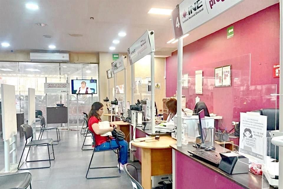 El INE informa que plazo para recoger credencial a quienes pidieron reimpresión vence hoy a las 21:00 horas o podrán pasar hasta el lunes.