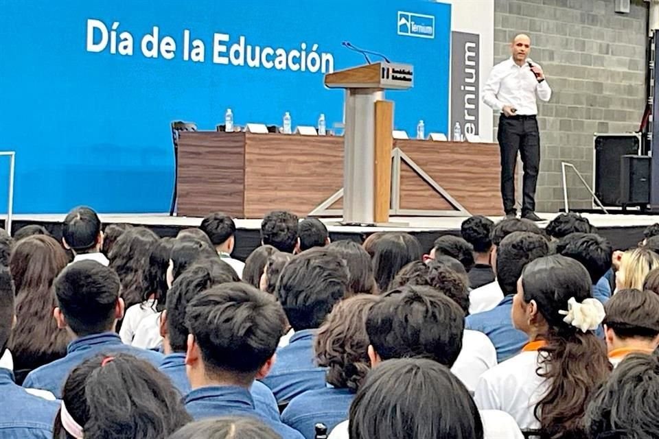 En la ceremonia, los oradores motivaron a los jóvenes becarios.