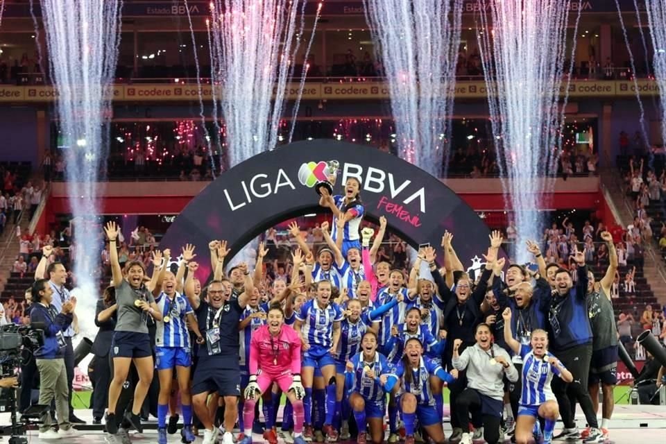 Por tercera ocasión, la capitana Rebeca Bernal levanta un trofeo de campeones para Rayadas.