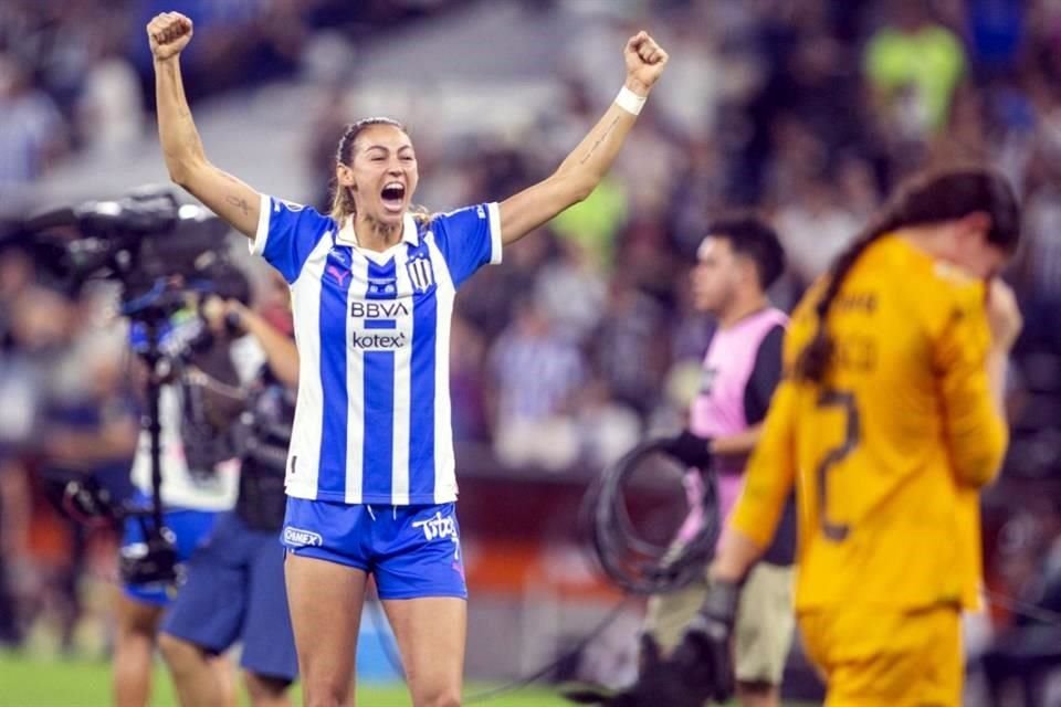 La goleadora de Rayadas, Christina Burkenroad festeja el merecido campeonato.