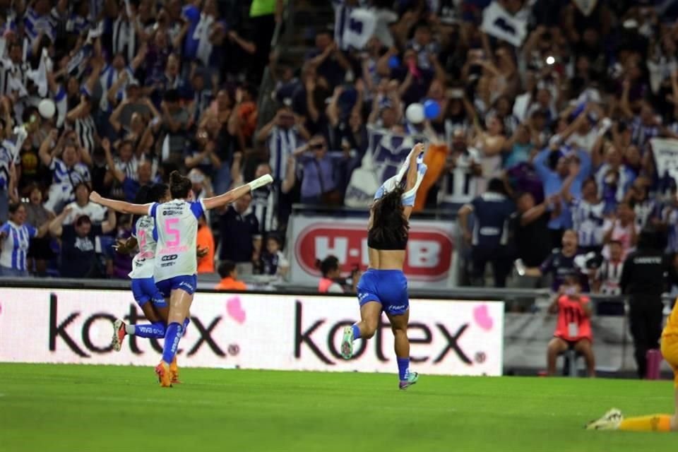 Rebeca Bernal, con su penal en los últimos minutos, hizo estallar de felicidad al Estadio Monterrey.