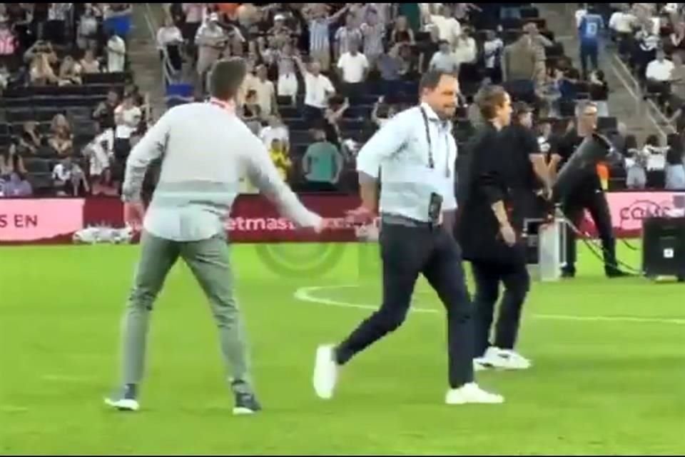 El presidente del América saluda en aparente forma despectiva a José Antonio Noriega, tras el título obtenido por Rayadas.