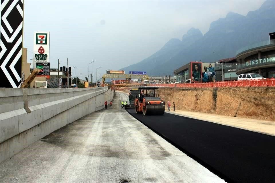 Con la apertura de estos dos carriles de Leones en la nueva vialidad del paso inferior, ya habrá cuatro carriles en el sentido poniente-oriente.