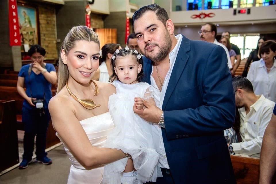 Mary Gaby Muñoz de González, María Fernanda González Muñoz y Eduardo González