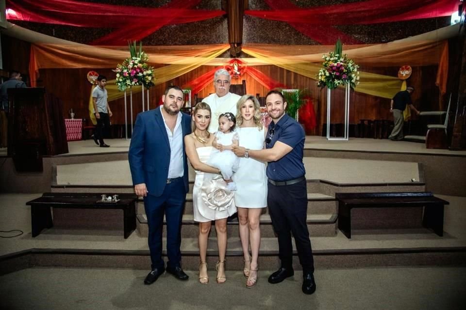 Mary Gaby Muñoz de González, María Fernanda González Muñoz y Eduardo González