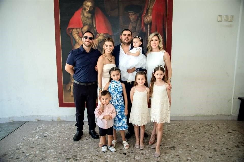 Mary Gaby Muñoz de González, María Fernanda González Muñoz y Eduardo González