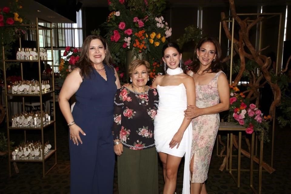 Nancy Doria, Lydia Barba de Doria, Fernanda Dávila Doria y Lily Doria