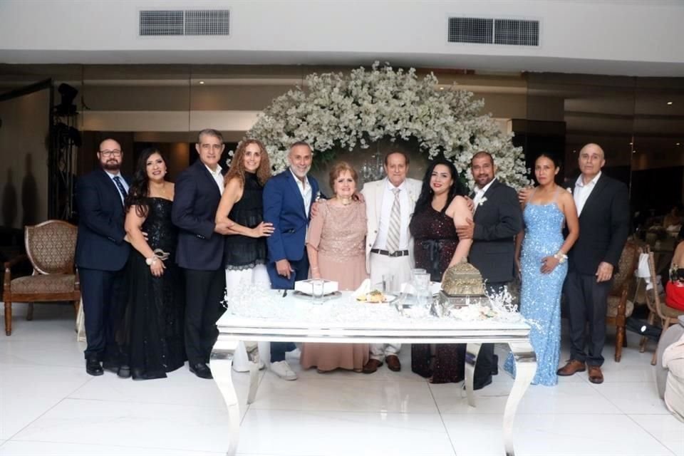 Mario Góngora, Gabriela Sánchez, Marcelo Martínez, Martha Góngora, Víctor Manuel Góngora, Sanjuana Garza de Góngora, Marciano Góngora, Adriana González, Julio Góngora, Emilia Ramírez y Luis Góngora