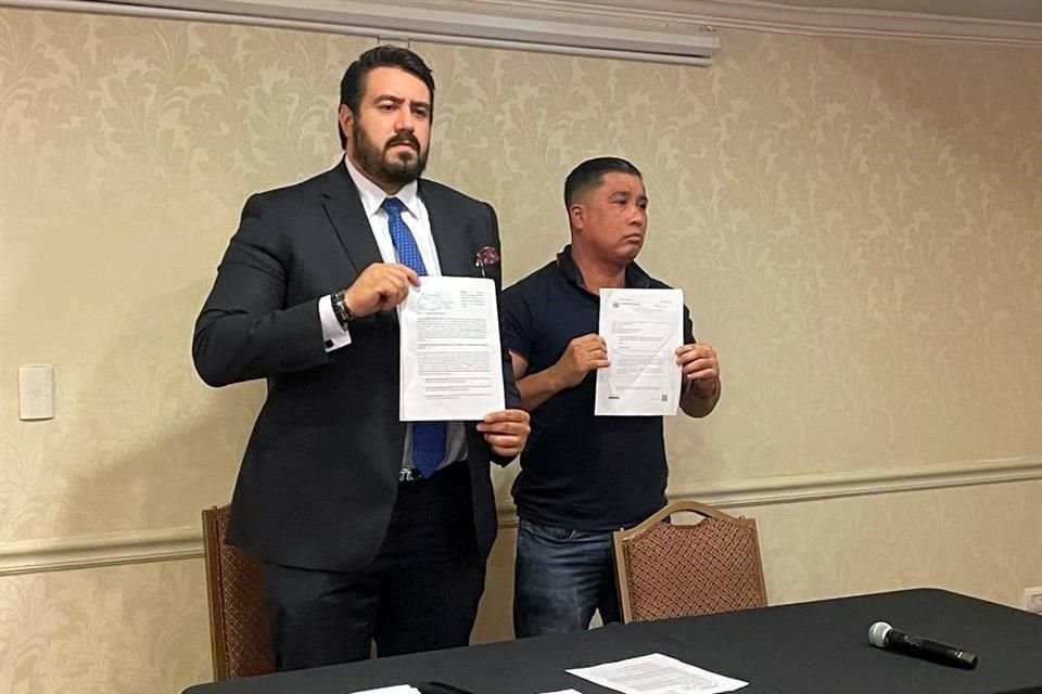 Daniel Abdón Torres y su abogado, Héctor Mateos Urbina, expusieron la denuncia.