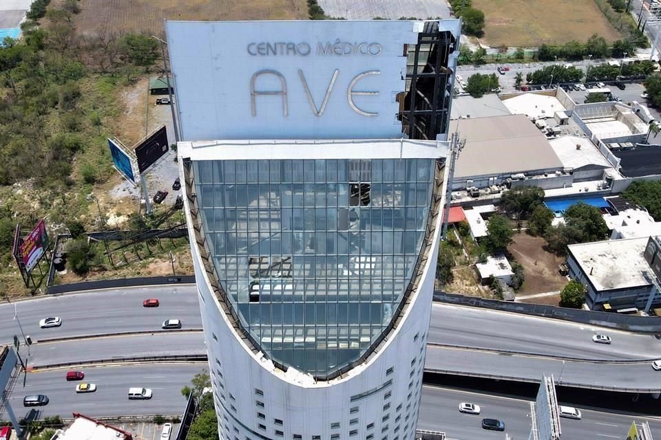 Presuntamente por el viento, la lluvia y el granizo, al menos 15 ventanas de la vista superior resultaron rotos.