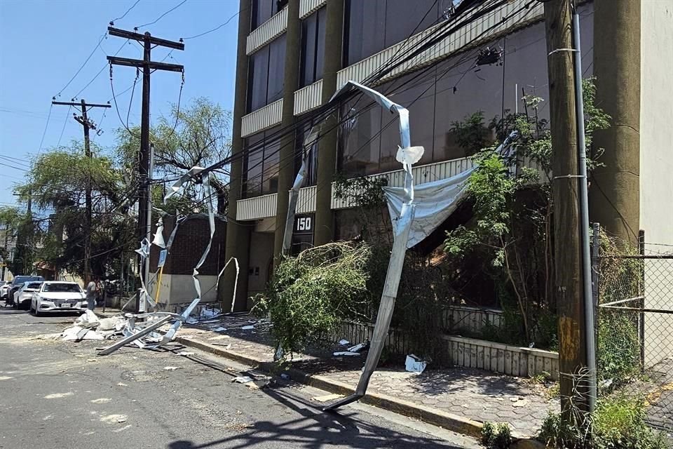 Edificios alrededor de la Torre AVE sufrieron daños por la caída de material.