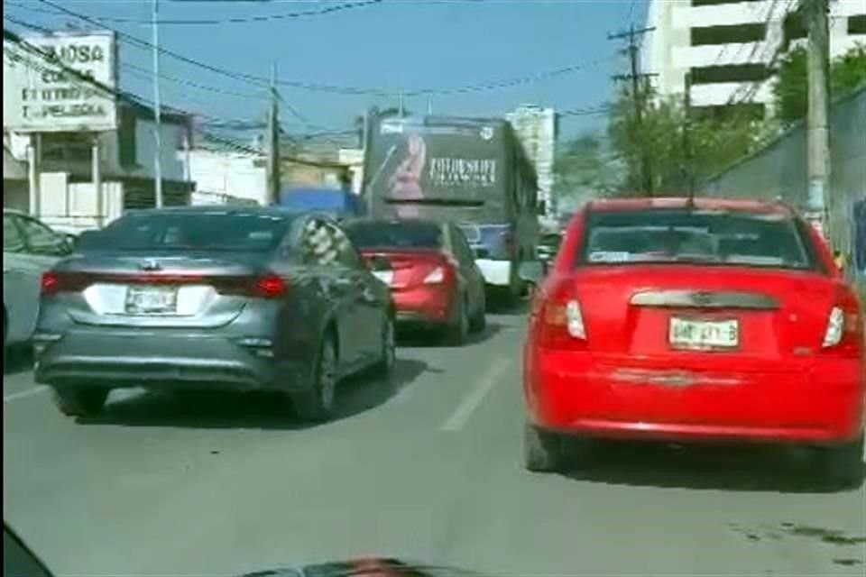 La Avenida Hidalgo, en el Centro de Monterrey, registró alta carga vehicular.