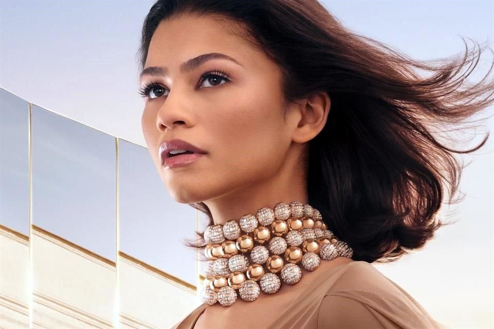 Zendaya luce las perlas exclusivas del joyero romano de alta gama.