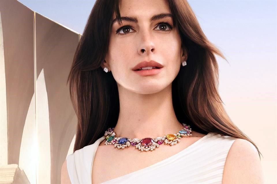 Anne Hathaway se refleja en una secuencia de espejos mientras muestran su evolución en busca de una nueva versión de sí misma.