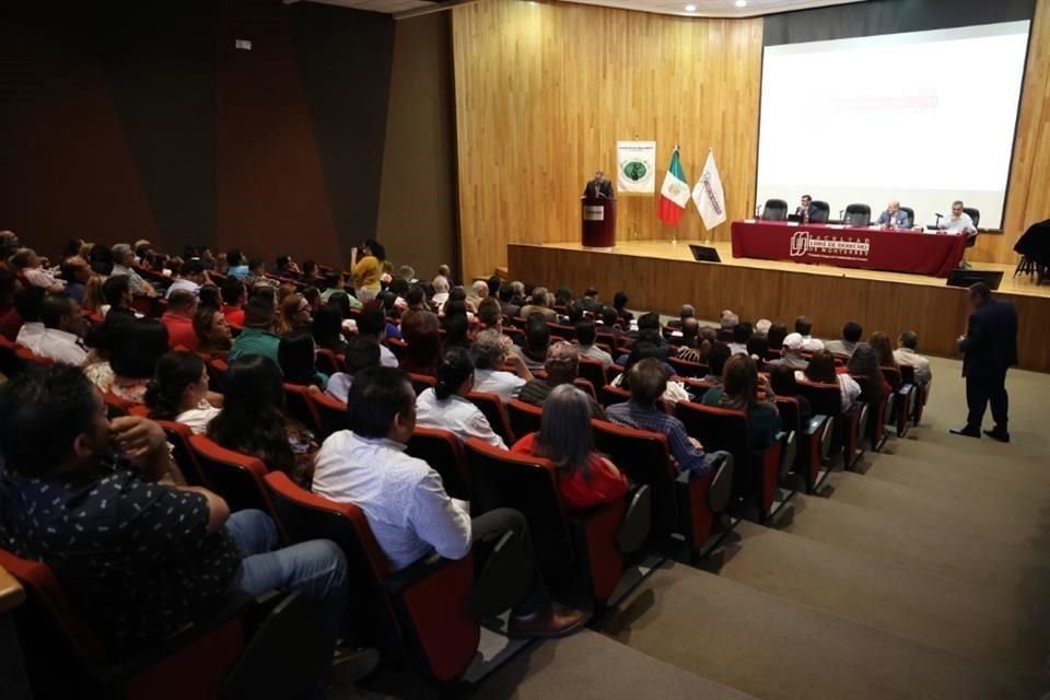 El conversatorio fue organizado por la Facultad Libre de Derecho de Monterrey.